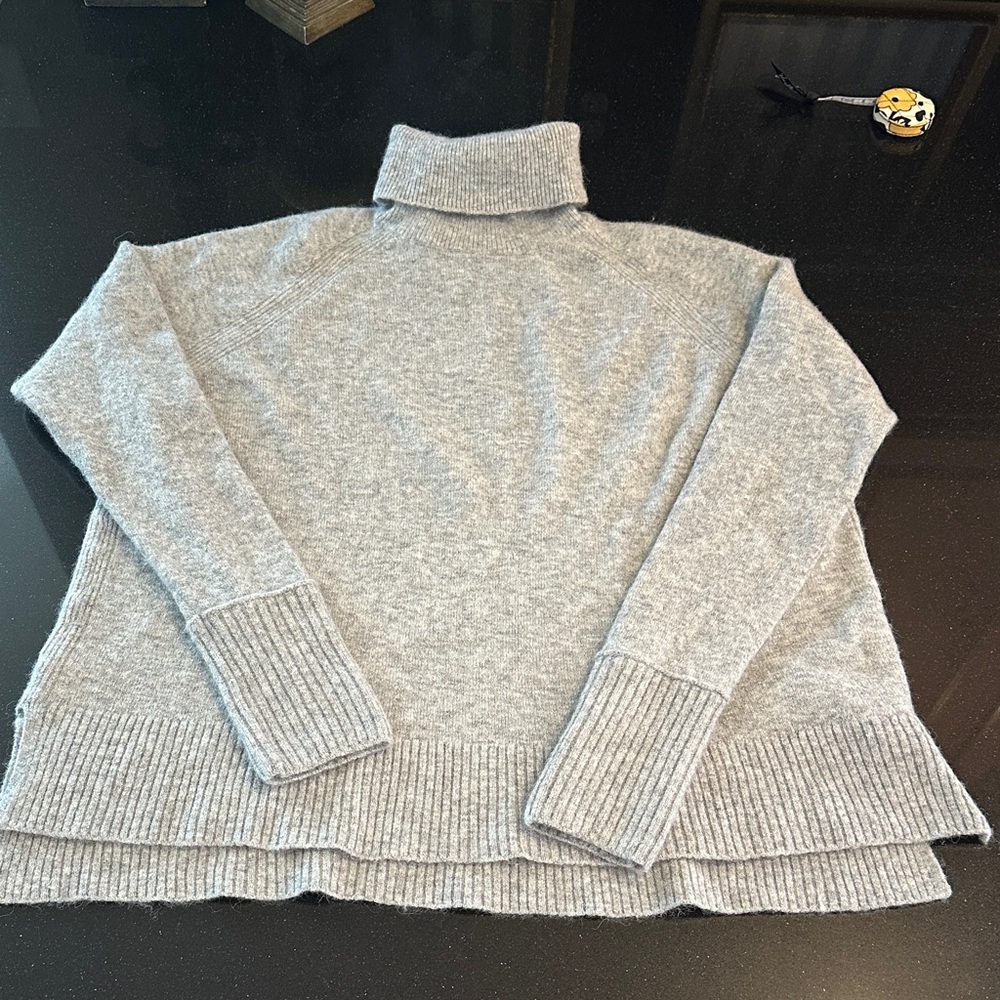 J. Crew Light Gray Turtleneck Sweater (Sz: Medium)